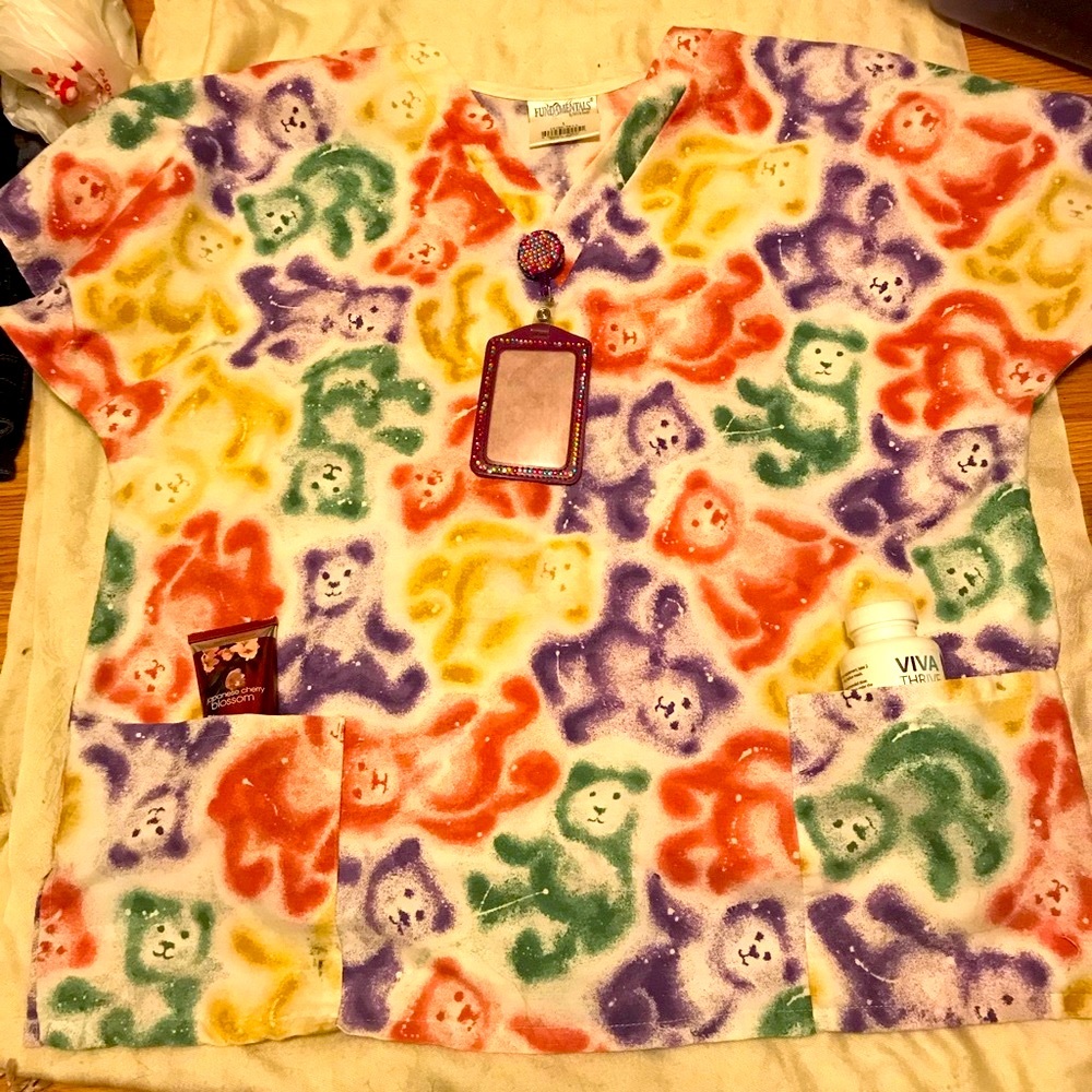 Large gummy bears scrub top 👚🐻